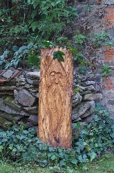 Waldgeist, mit der Kettensäge geschnitzt vom Waldgeistsäger aus dem Südharz.